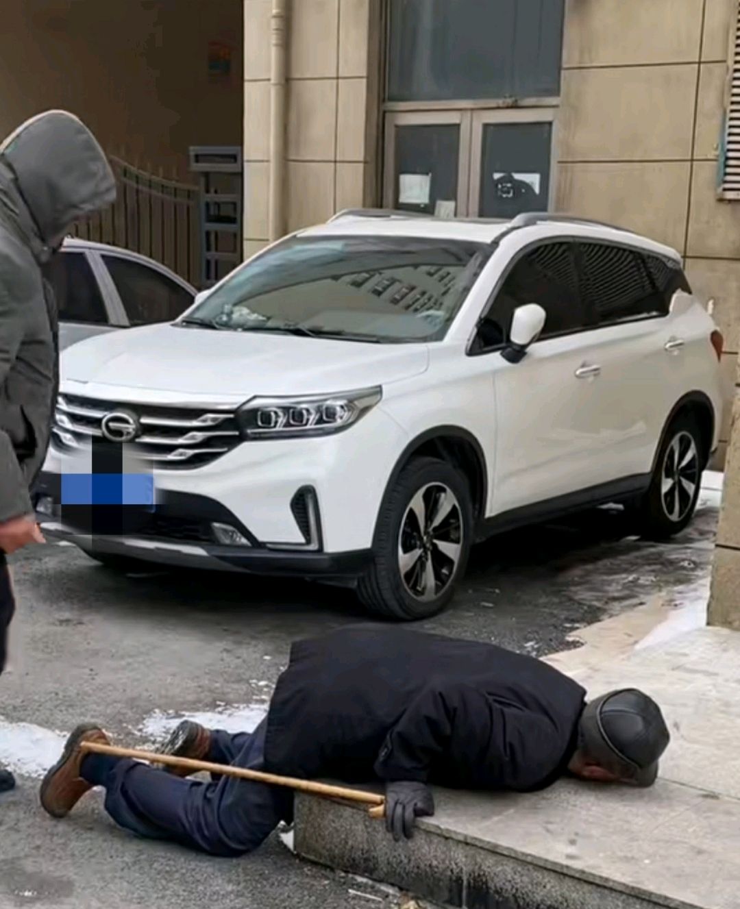 寒风中老人街边摔倒,一人拍照,两人去扶!鞍山几位大哥好样的!