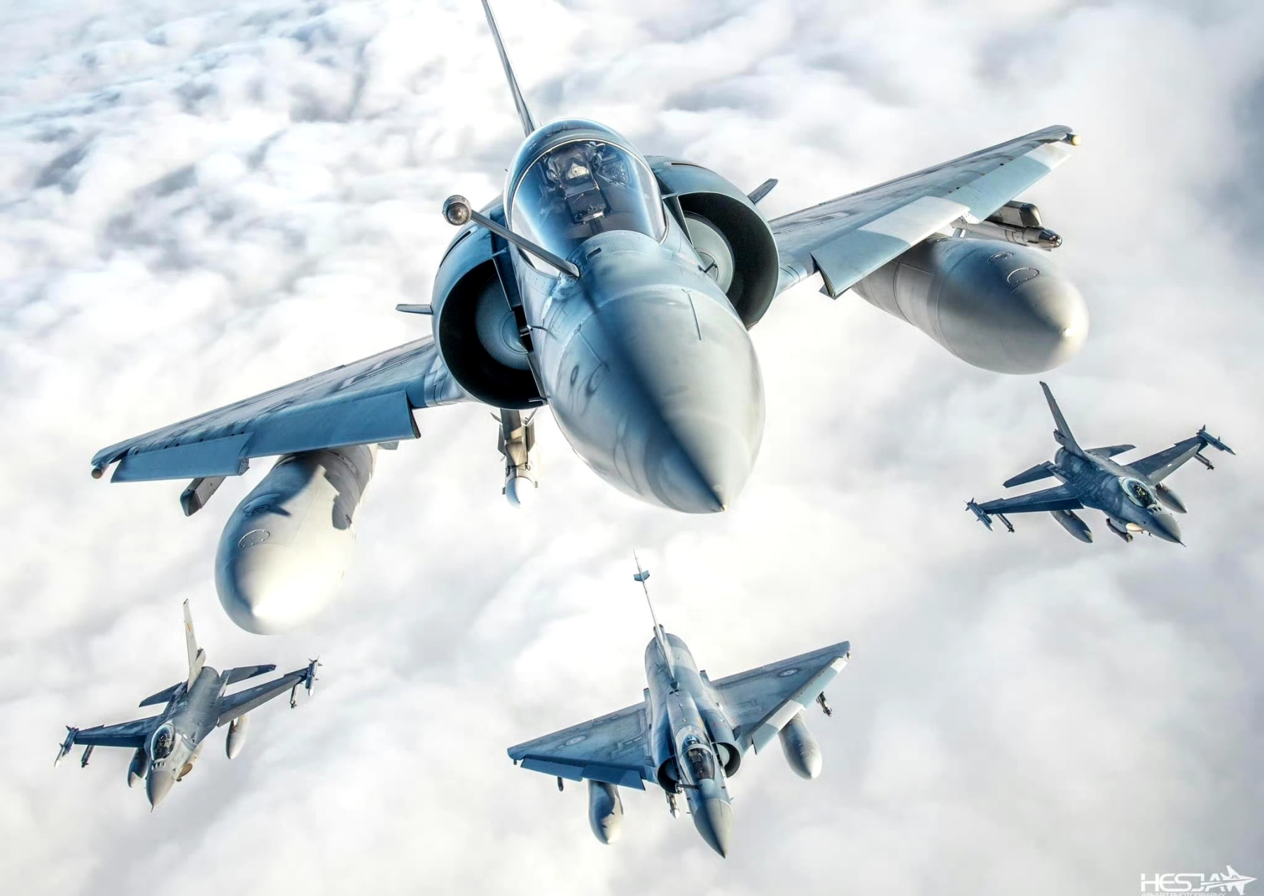 战机欣赏:法国空军 幻影2000战斗机,该机是典型的三代战机的代表,由