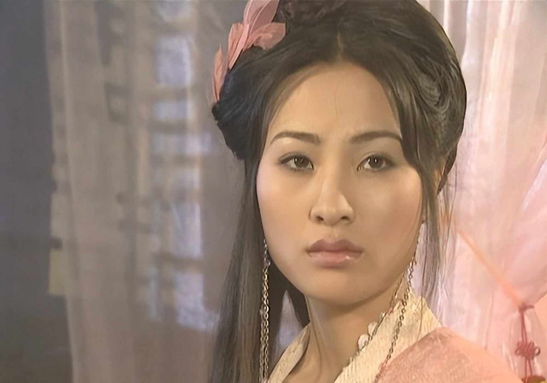 长大后看了古龙的原著才发现,原来林仙儿才是女主,而林诗音是配角.