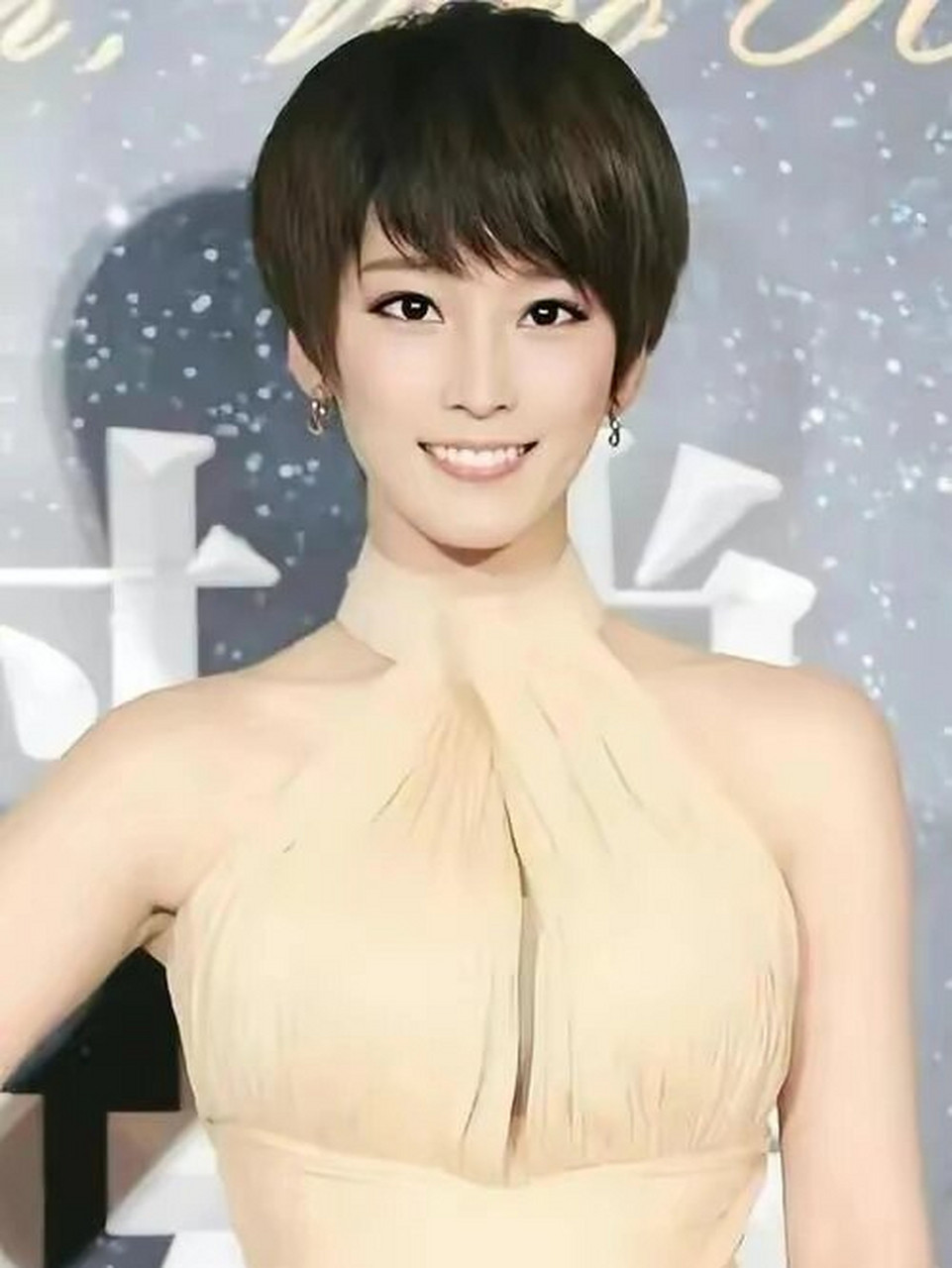 智慧与美貌并存的女神谢楠 在电影《战狼》系列中,谢楠与吴京精彩出演