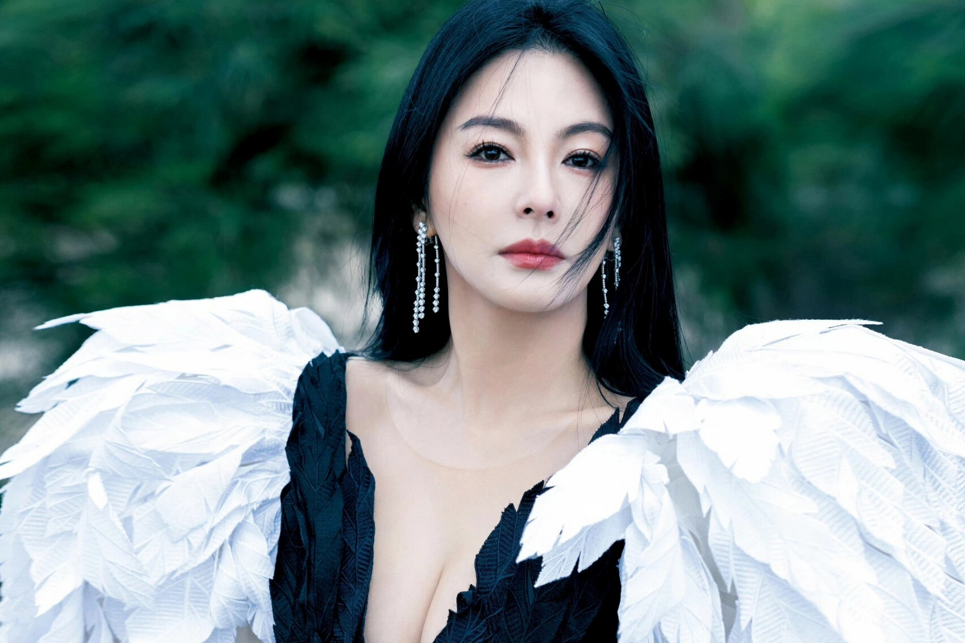 张雨绮黑白色羽毛连衣裙优雅亮相,自然裸妆更显清新.