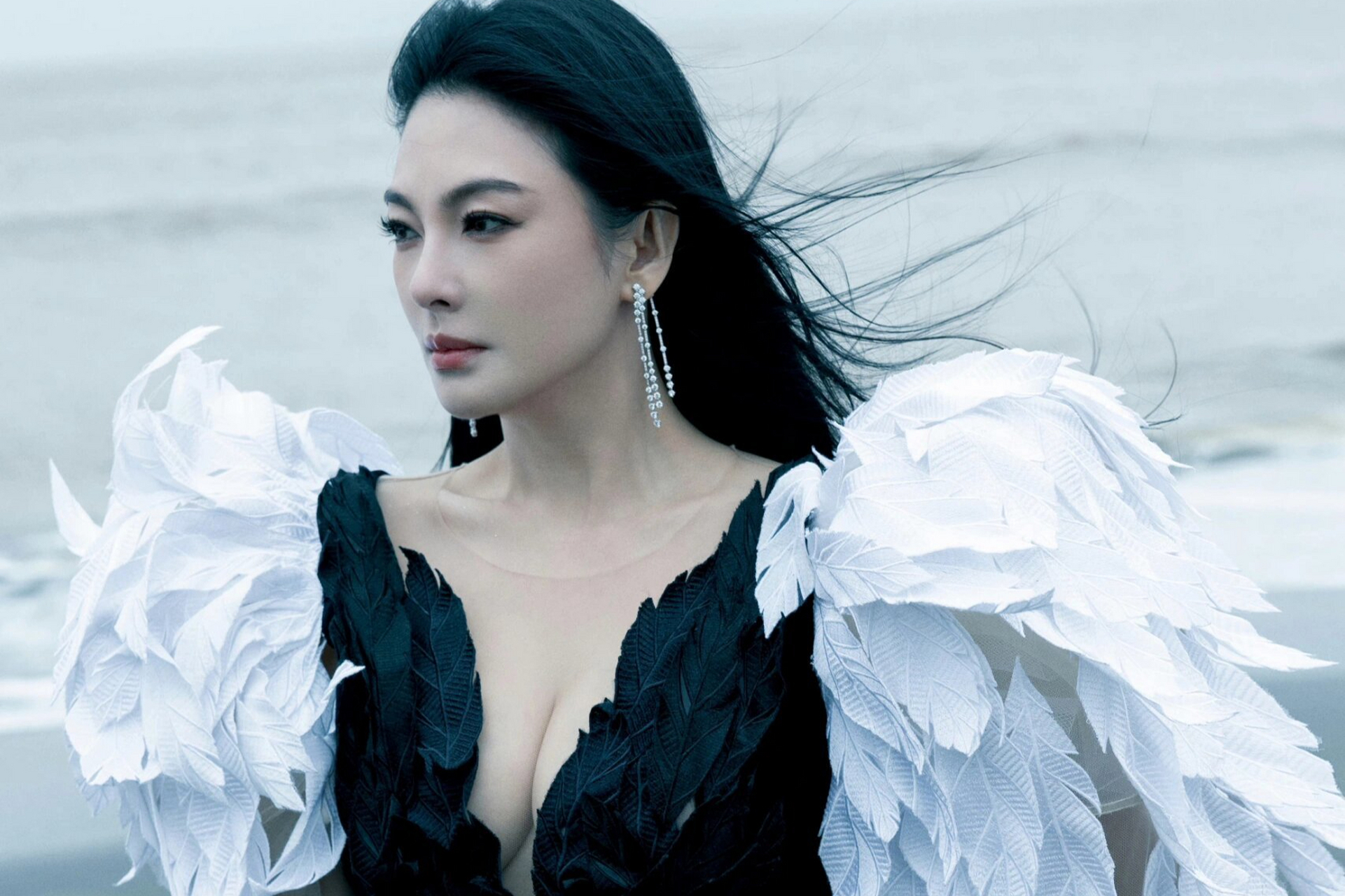 张雨绮黑白色羽毛连衣裙优雅亮相,自然裸妆更显清新.