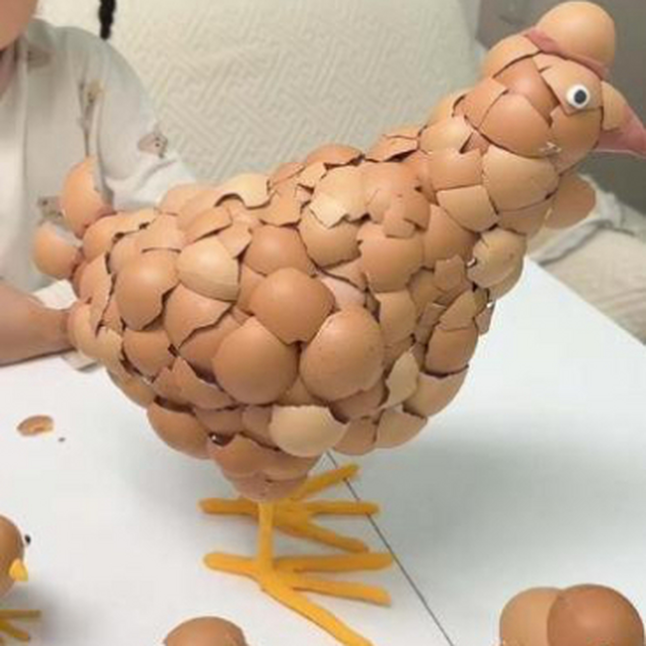 小孩子的鸡蛋壳母鸡作品让人惊叹!