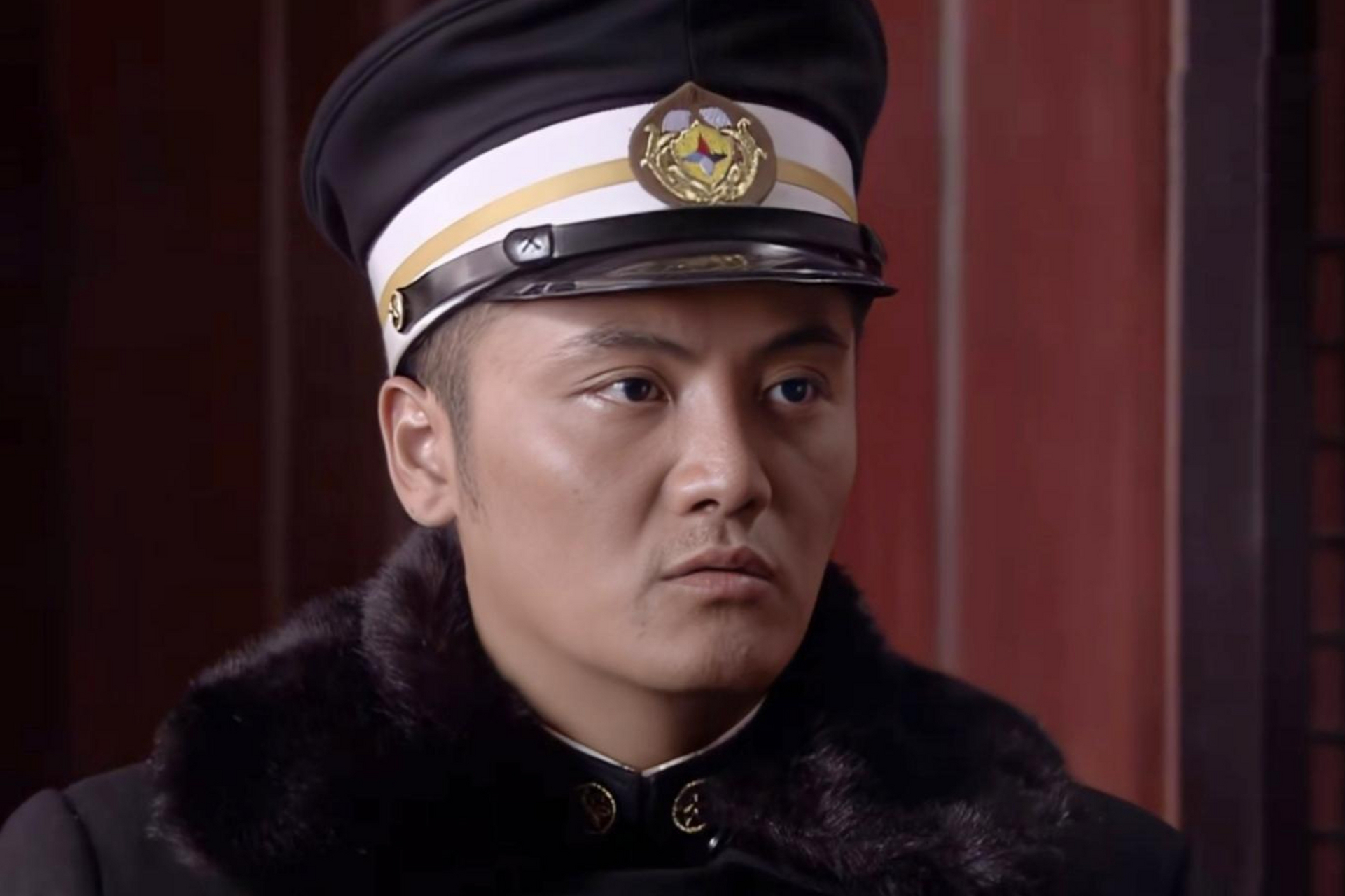 一个出身贫苦的伪满洲国警察,任长春为守护家人而选择这个职业.