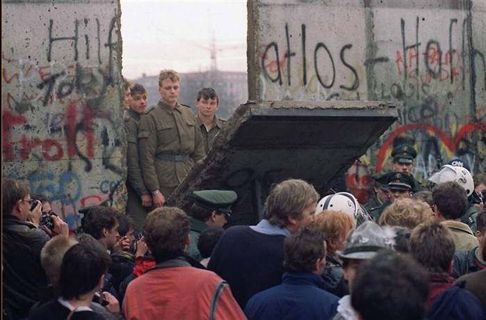 柏林墙倒塌是哪一年?为什么要推倒柏林墙?
