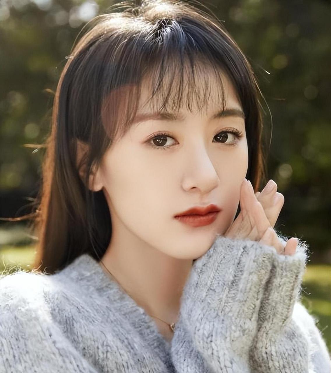 惊艳型和耐看型美女各有特点,五官,脸型,头发和皮肤都是区分的关键.