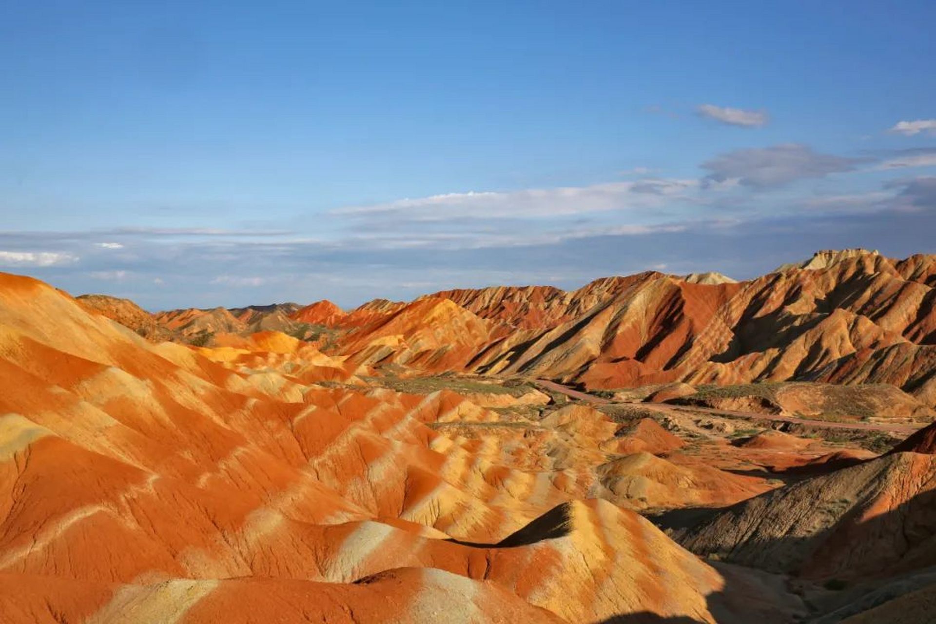 张掖七彩丹霞旅游景区位于张掖市临泽,肃南县境内,面积50平方公里.