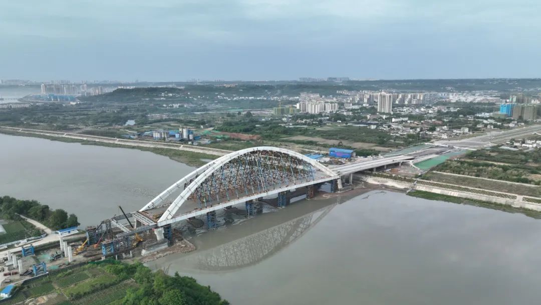 国内首座斜截面钢箱梁提篮拱桥——绵阳科技城涪江大桥主体完工