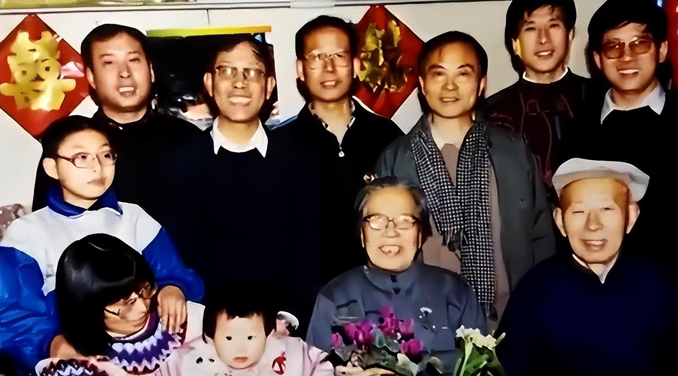 纪实:男子独自赡养父母56年,继承2500万房产,哥哥姐姐:必须平分