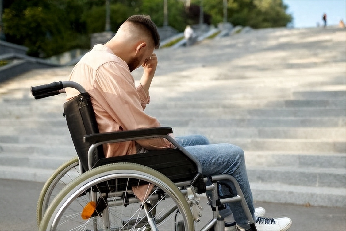 回家探亲时,却发现家人觊觎他的房子,尤其是哥哥和嫂子