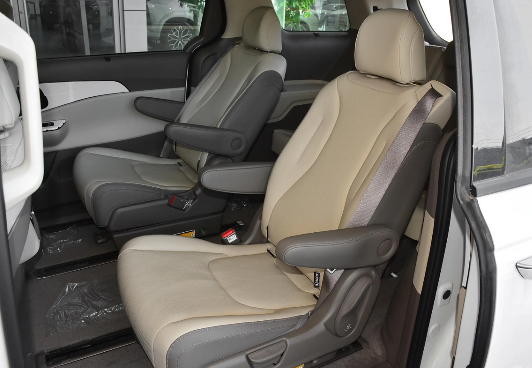 快来抢购豪华mpv起亚嘉华!时尚大气外观,奢华内饰配置丰富,动力充沛.