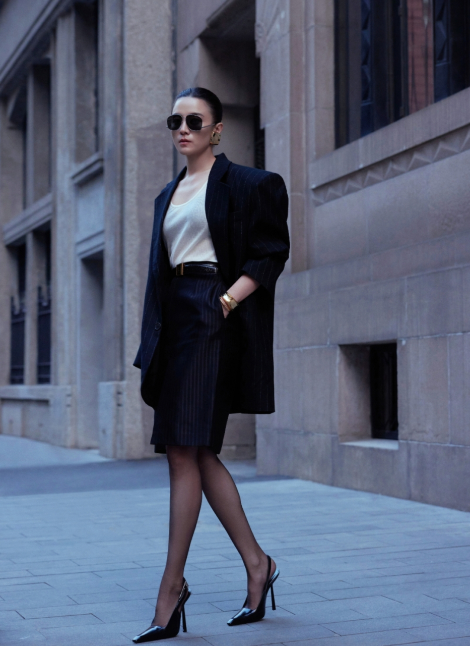 宋佳身穿黑色西装搭配半身裙,精明干练,气场全开,每次出场都是一场