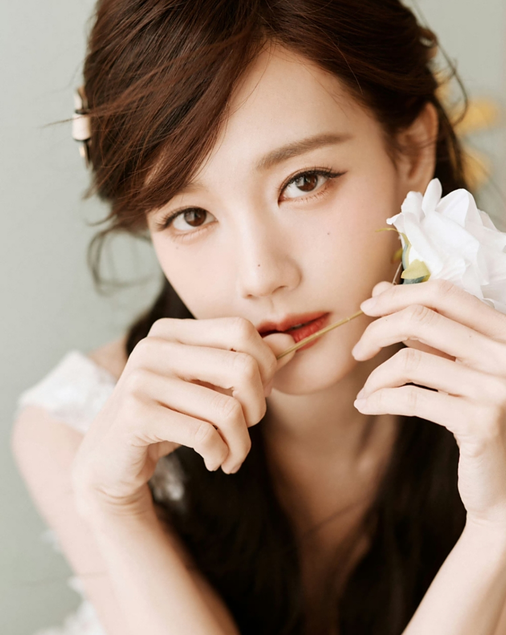 李一桐这组照片好美,一袭白裙青春靓丽,妆容甜美,仙气优雅!