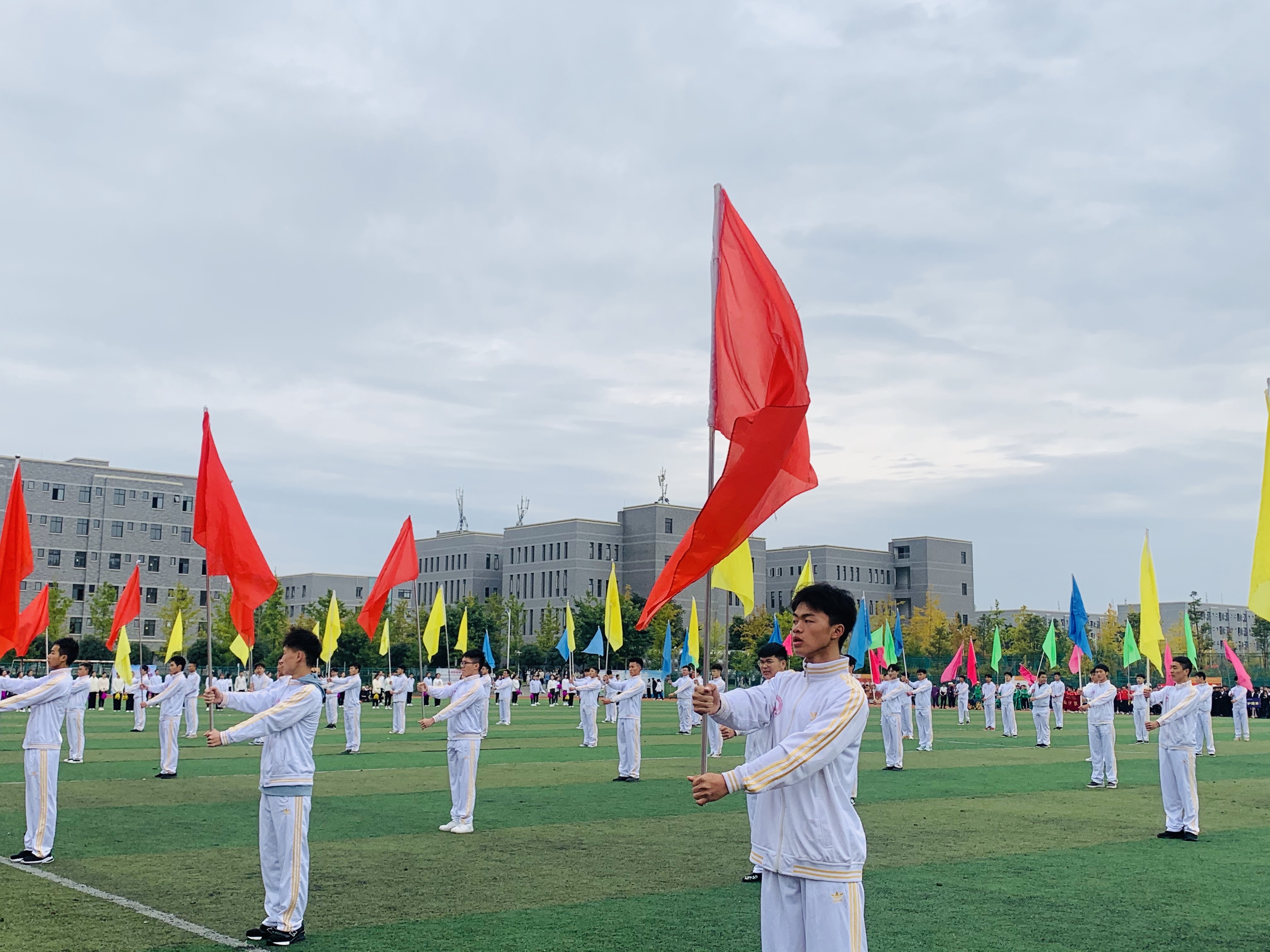 天一学院运动会上,精神抖擞的青年学子,高高举起百余面彩旗,就如信心