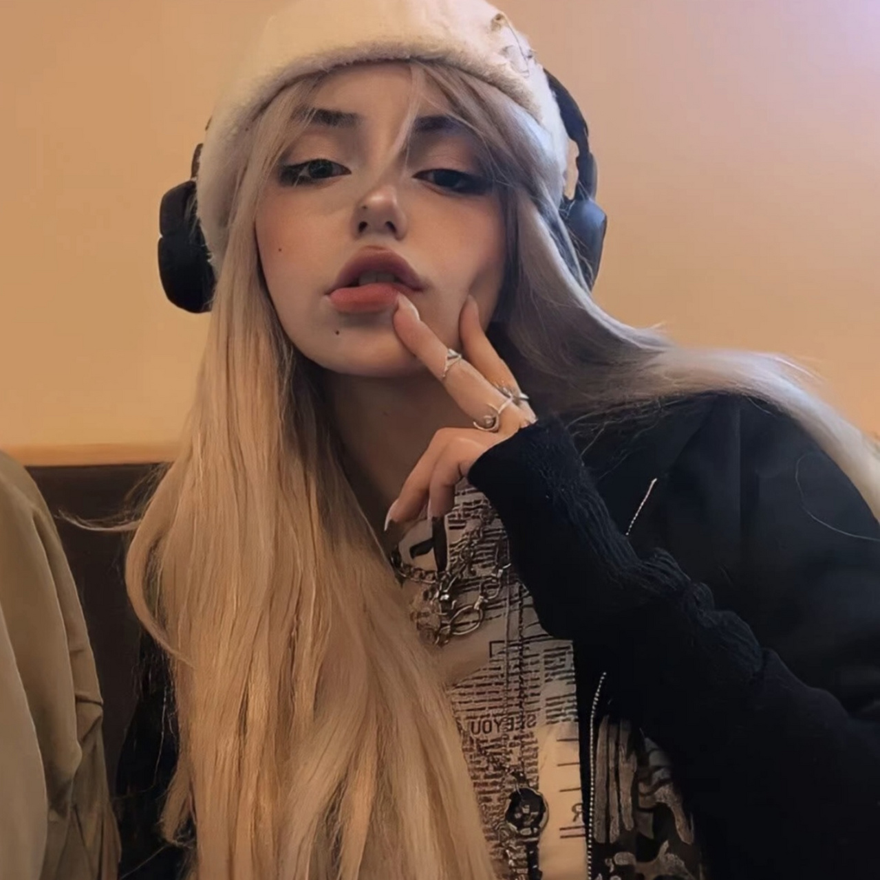 wechat/欧美风格女生头像93 "情话天花乱坠,但我只愿你平安喜乐"