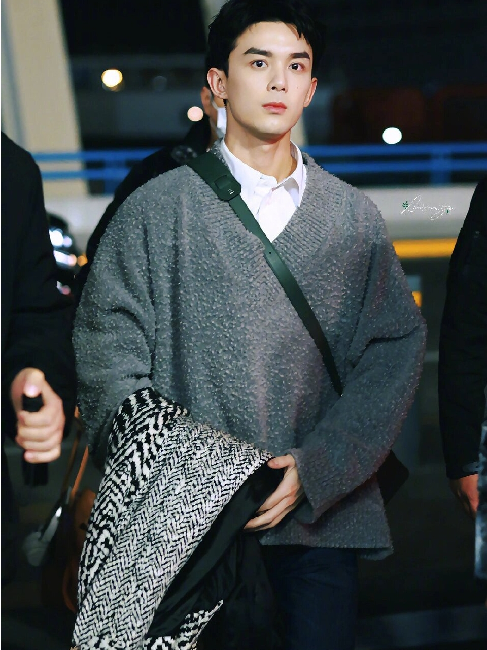 吴磊启程巴黎时装周  以学院风毛衣搭配深色牛仔裤,营造出一种简约而