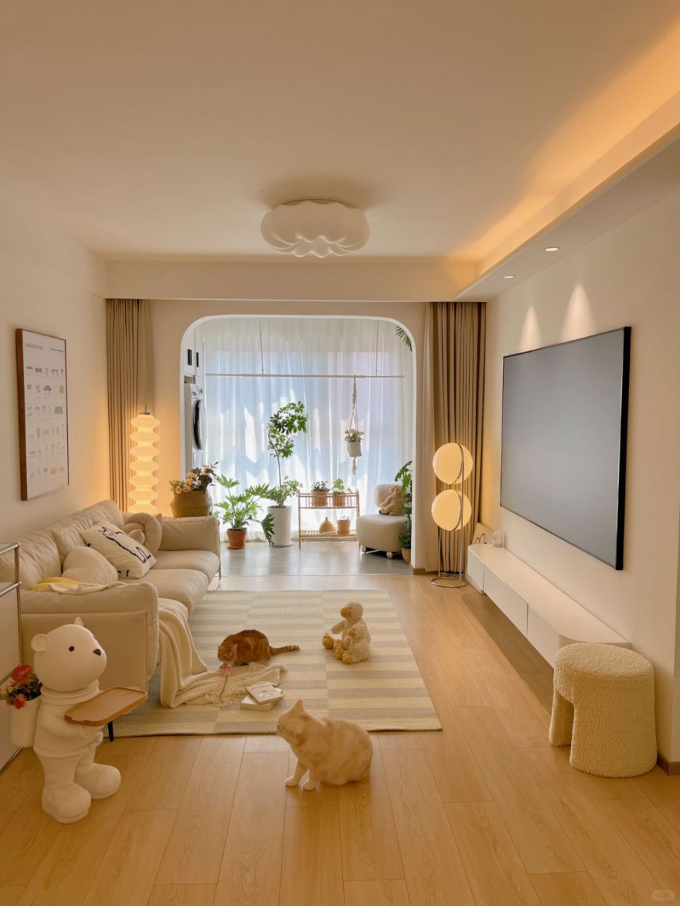 浅暖色调作为整体基调,大面积的大白墙与原木色木地板相互映衬,既
