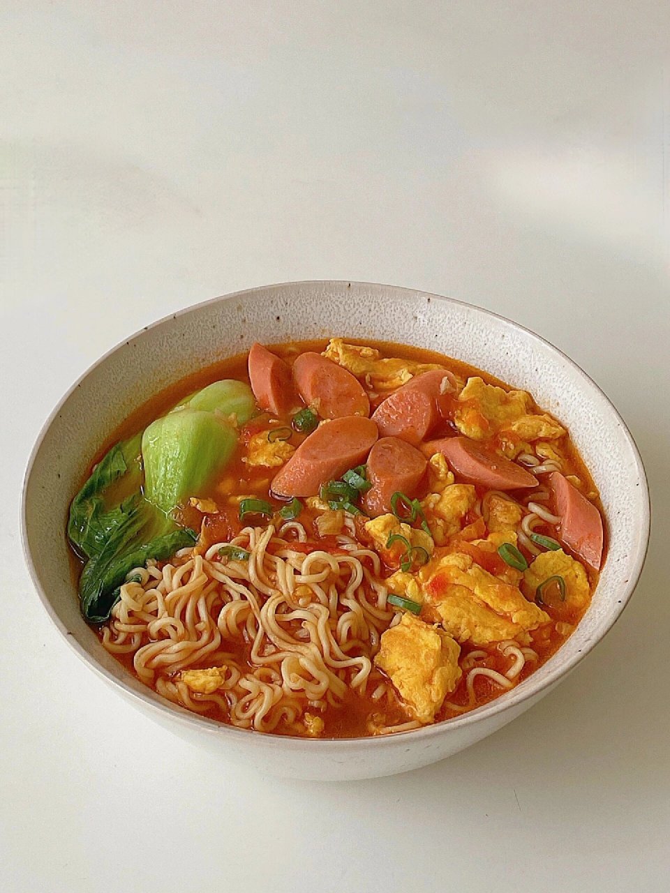 番茄火腿鸡蛋面,汤汁浓郁好吃到舔盘  今天分享一道好吃到舔盘的面条