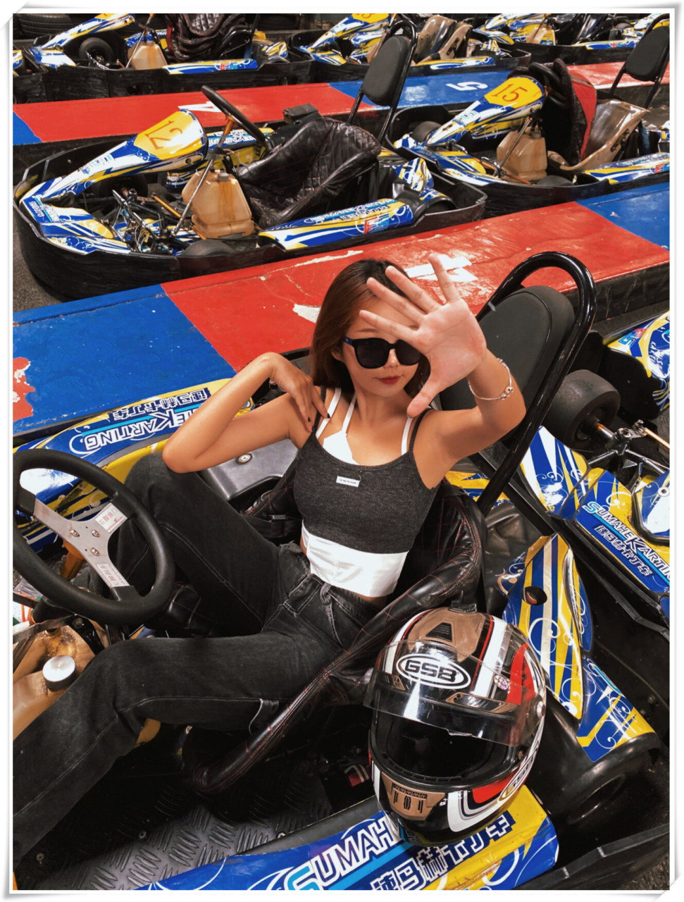 9215辣妹卡丁车拍照姿势|复古滤镜  我和闺蜜今天去开卡丁车啦!