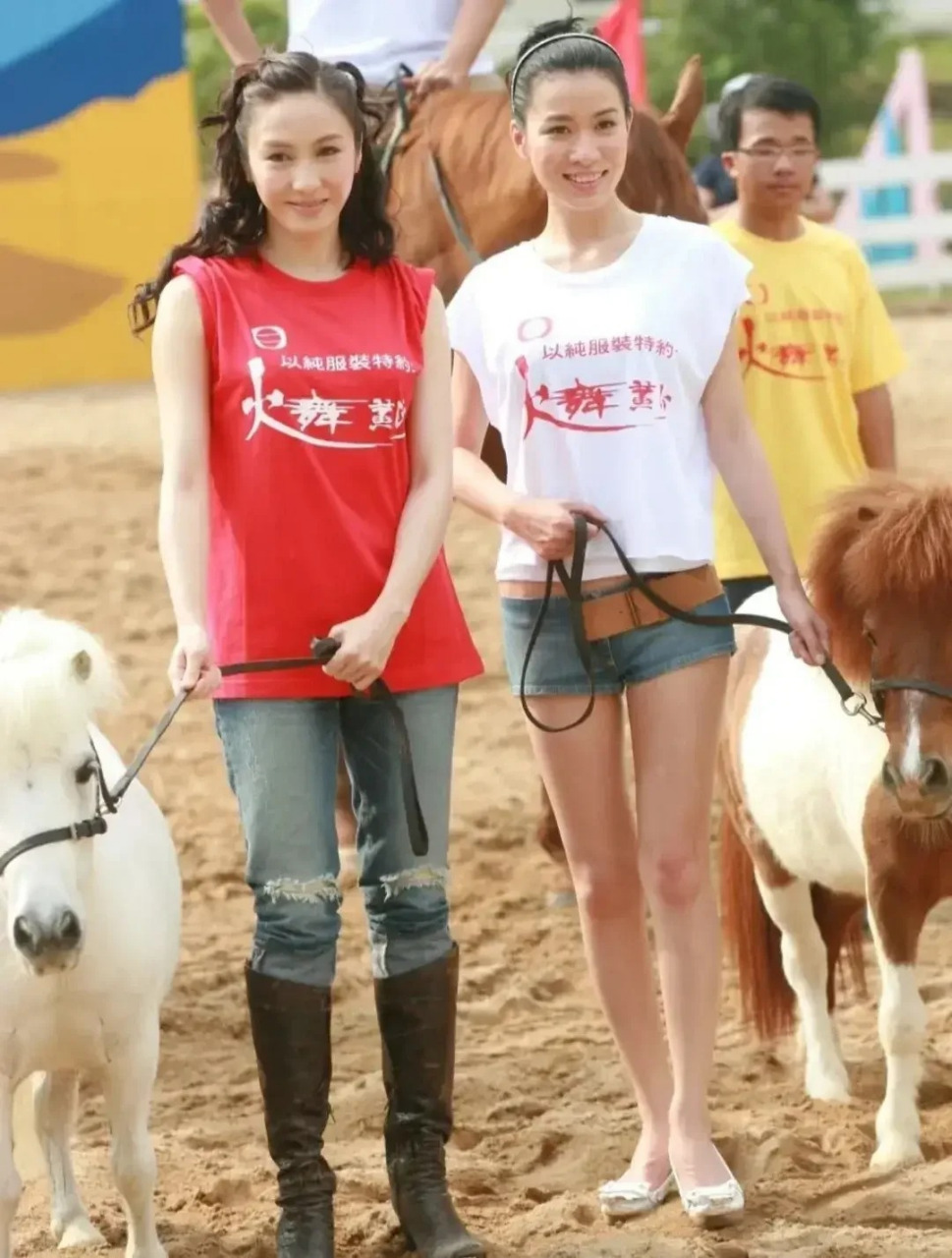 左边是黎姿,1971年出生,身高165cm