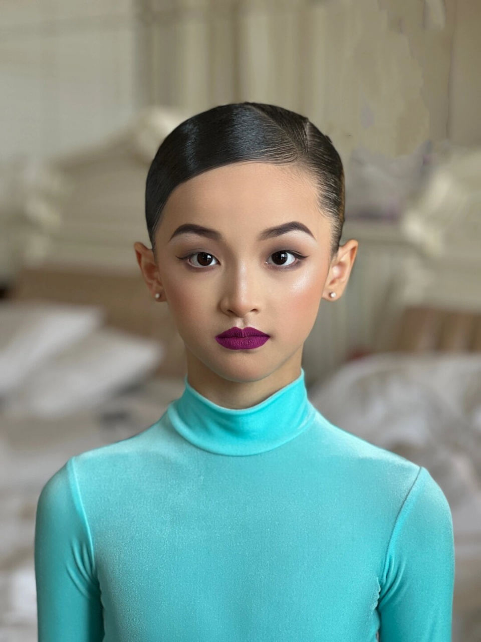 拉丁妆容分享  拉丁妆容以其浓烈的颜色和大胆的线条,展现了热情奔放