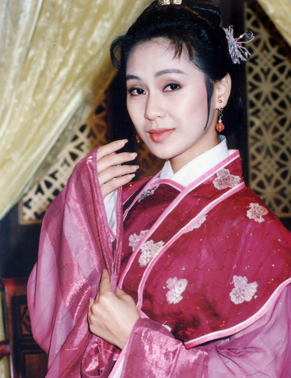 古典韵味# #女明星穿搭# #老照片# 她还是美的,我觉得白娘子里面除了