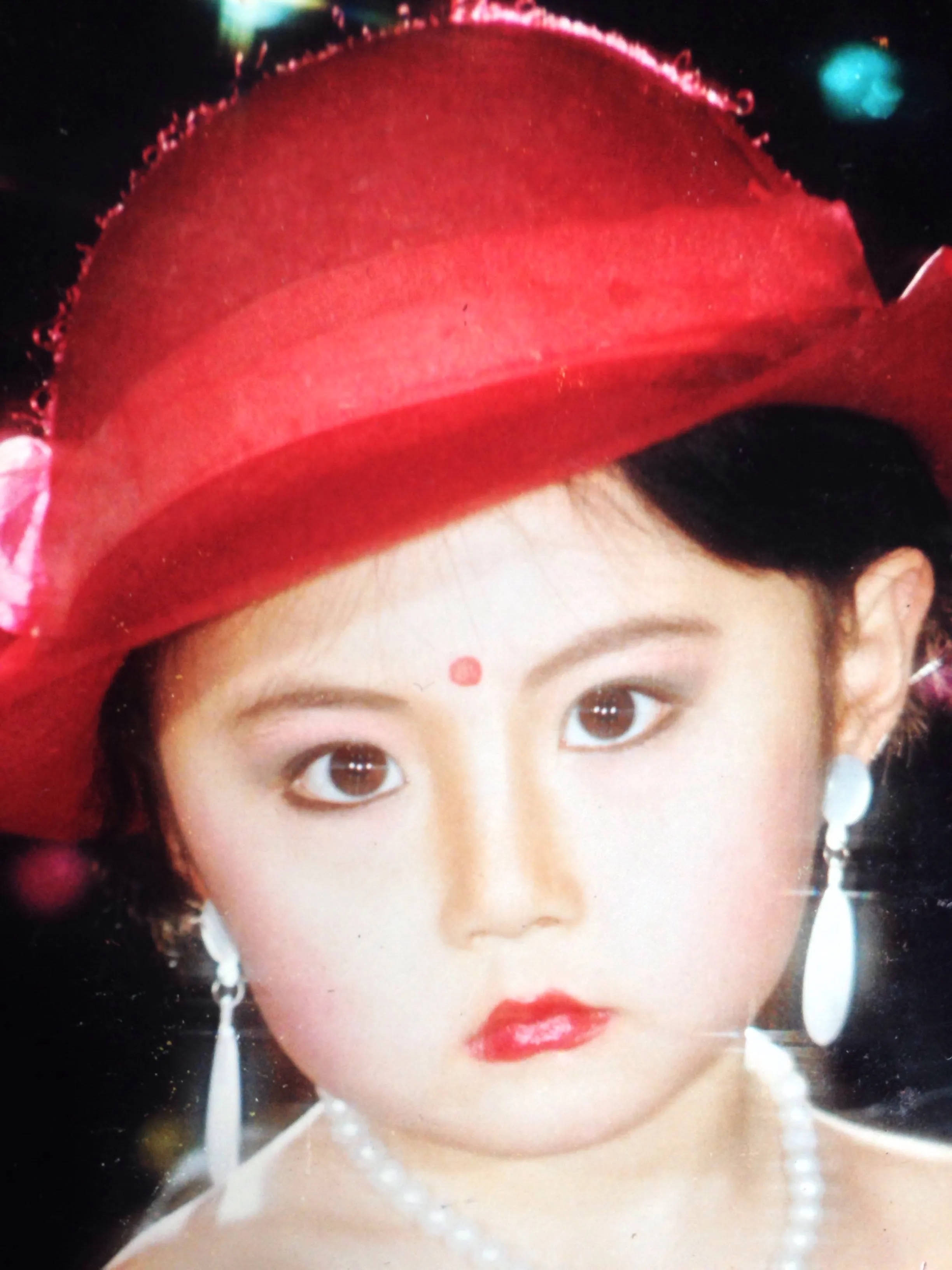 今天没事突然翻到自己3岁的艺术照,随手拍了几张,特有