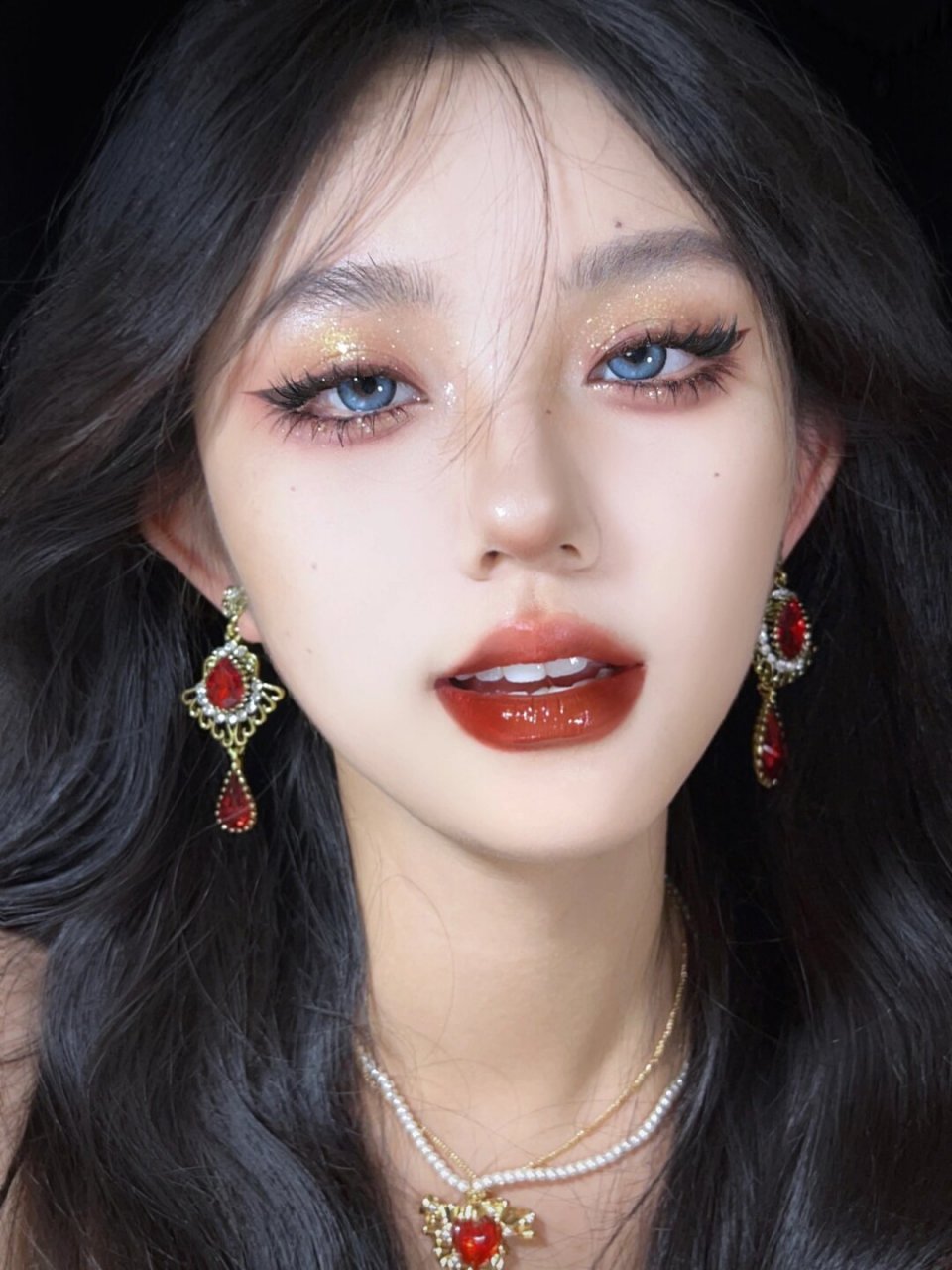 在美妆领域中,有一种独特的妆容风格以其神秘且充满个性的魅力吸易排