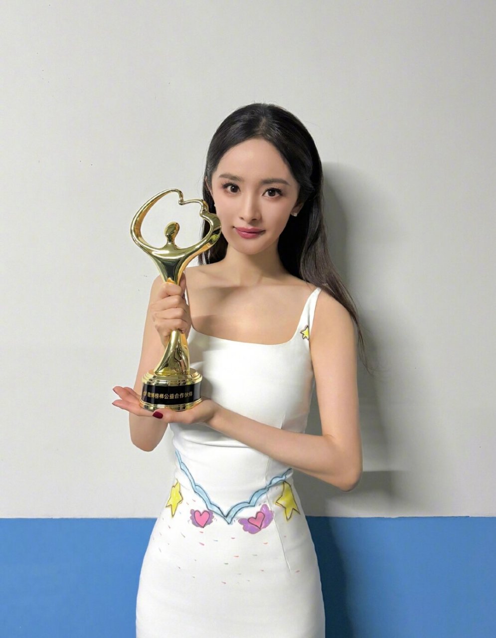 这姐脖子前倾怎么治好的  杨幂在前期确实存在仪态问题,脖子前倾较为