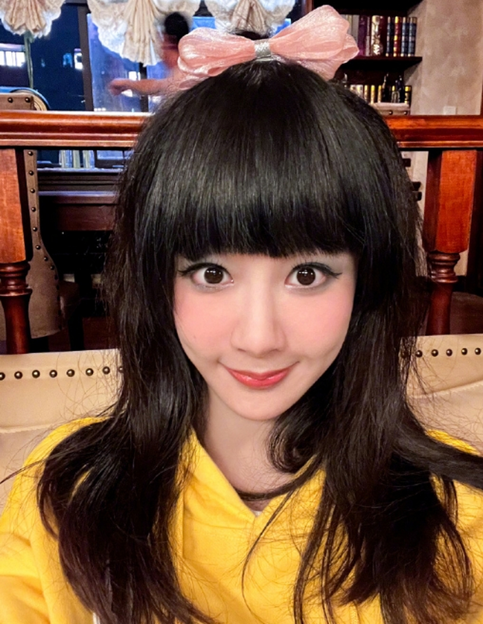 杨紫厚齐刘海#  这造型梦回非主流时代了.