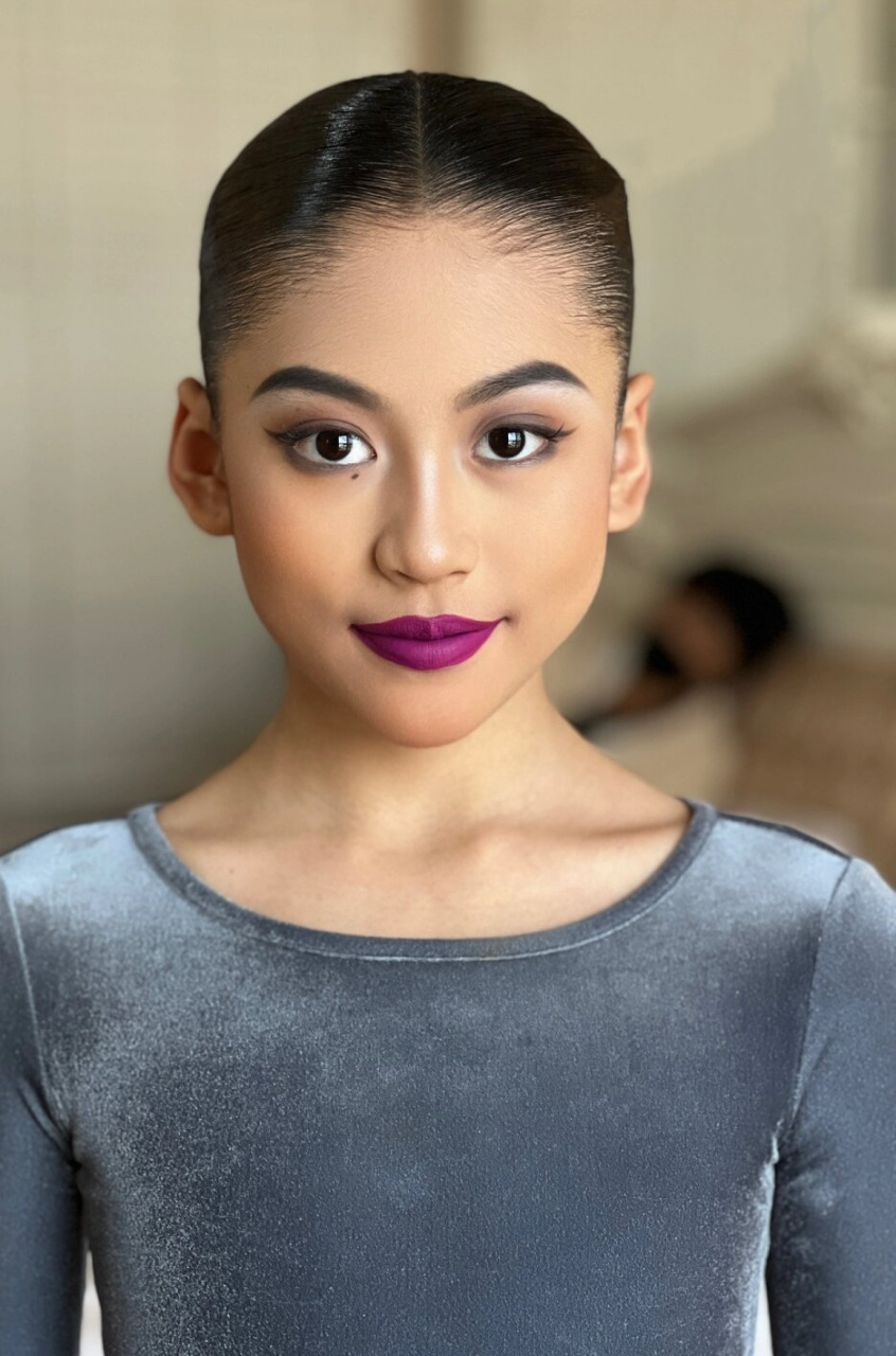 拉丁妆容分享  拉丁妆容以其浓烈的颜色和大胆的线条,展现了热情奔放