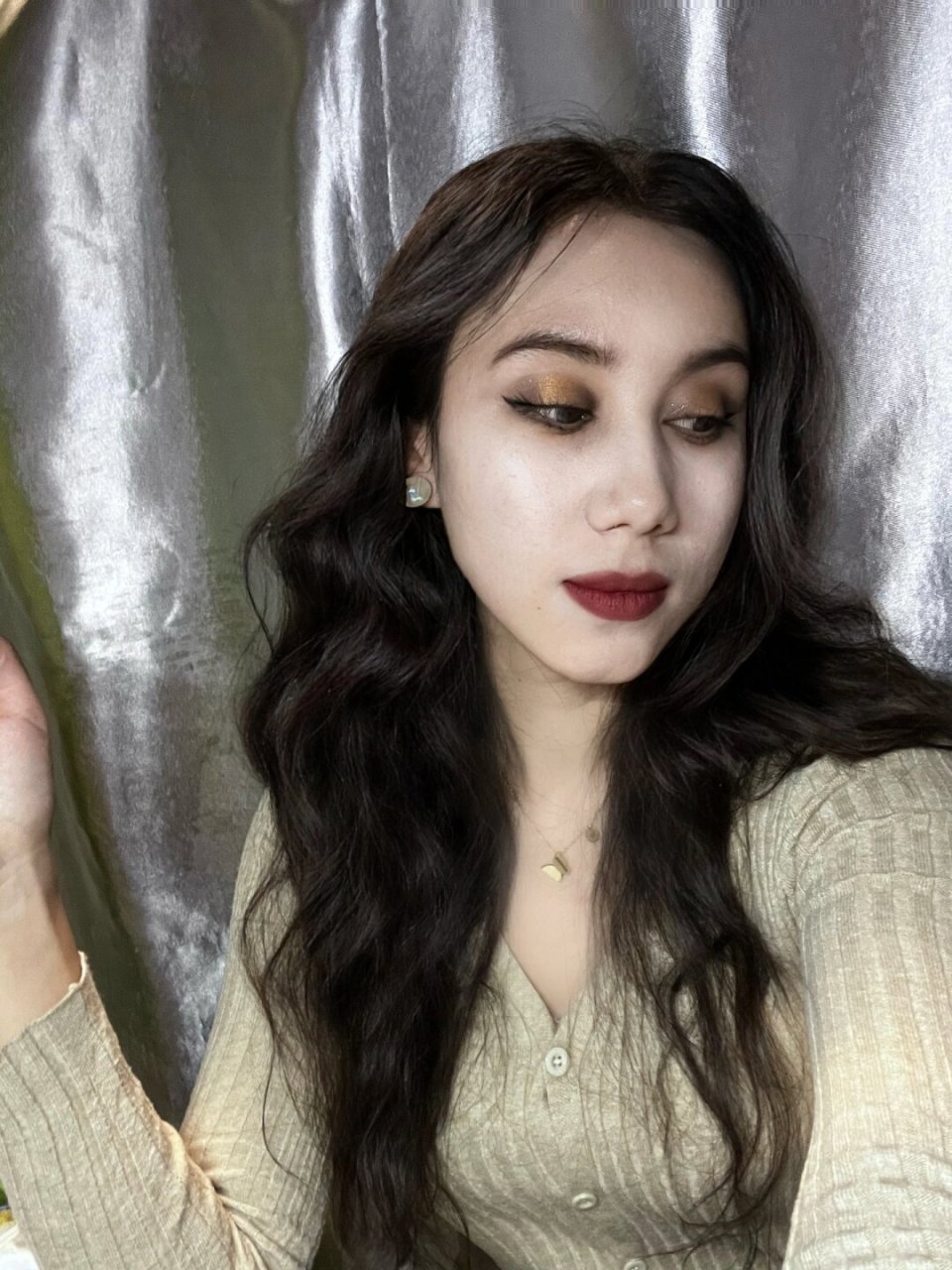 黑金烟熏妆  参考博主教程尝试黑金烟熏妆,尽管浓颜系女生运用此类