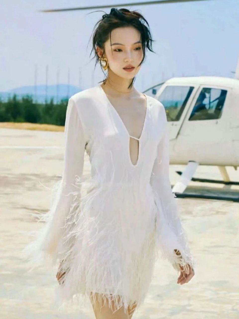 她踏入时尚圈,被众多设计