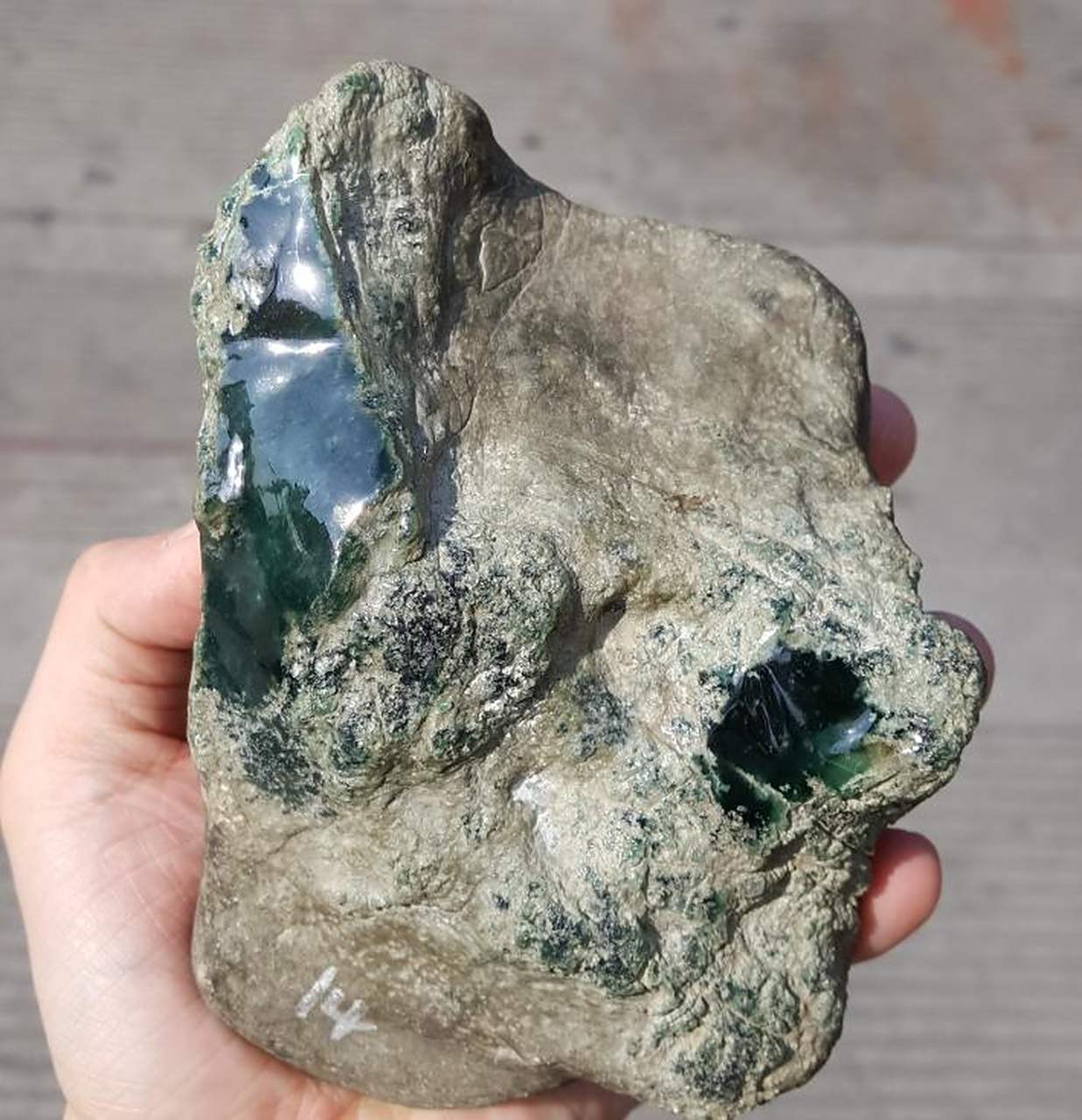 翡翠原石#如果一个没有雾层的石头,你在有些地方打灯看到有色,有些