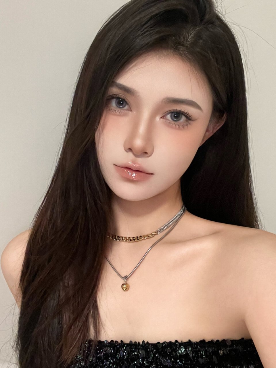 清冷系纯欲妆容|妆教  在追求独特个性与高级审美的现代美妆领域中