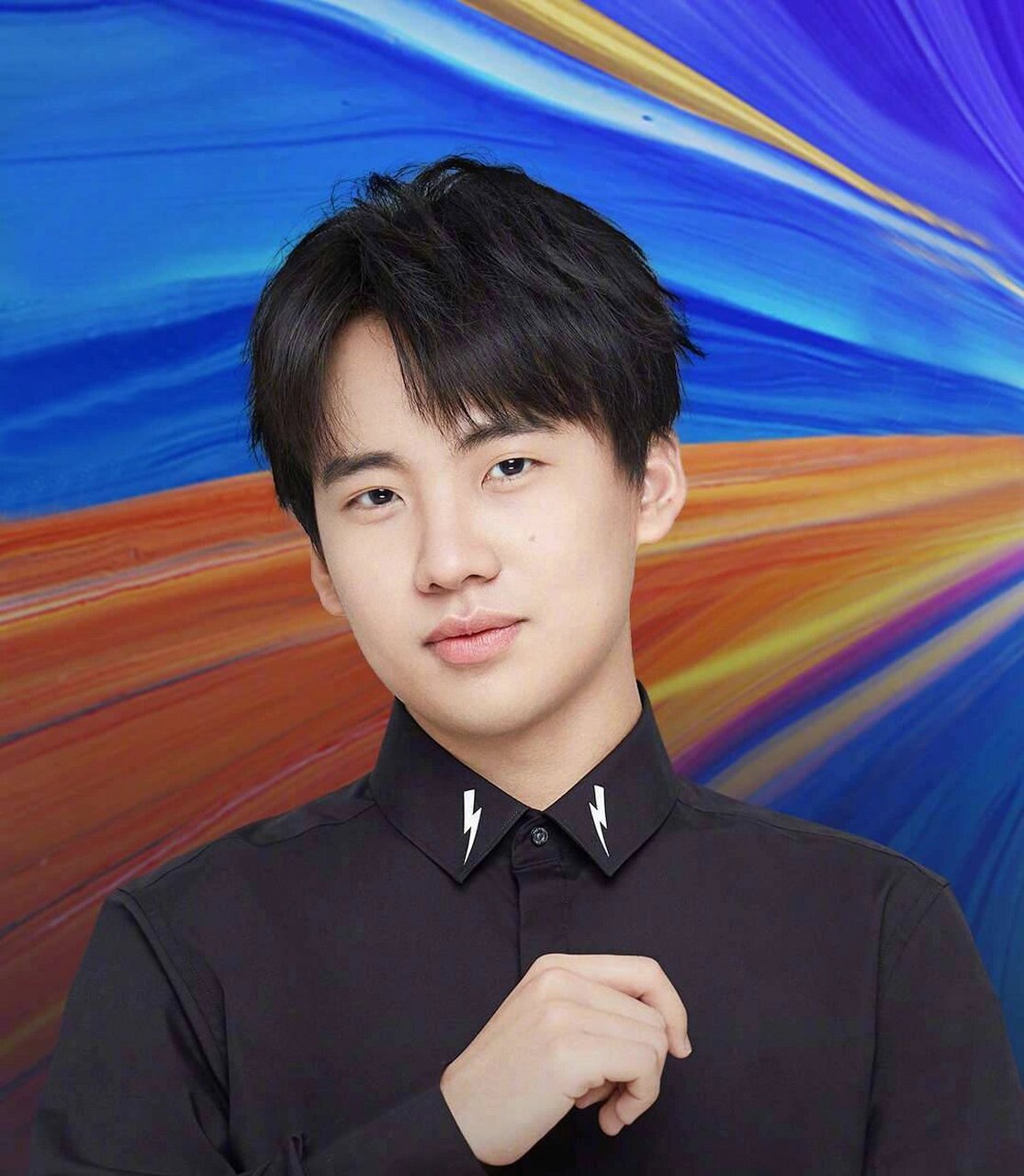 郭麒麟由于外形上的特点,被团队定位为喜剧演员,类似于沈腾的风格.