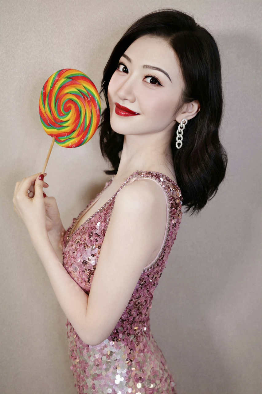 景甜壁纸!  在粉色的梦境里,景甜以一袭吊带裙的姿态,轻盈步入.