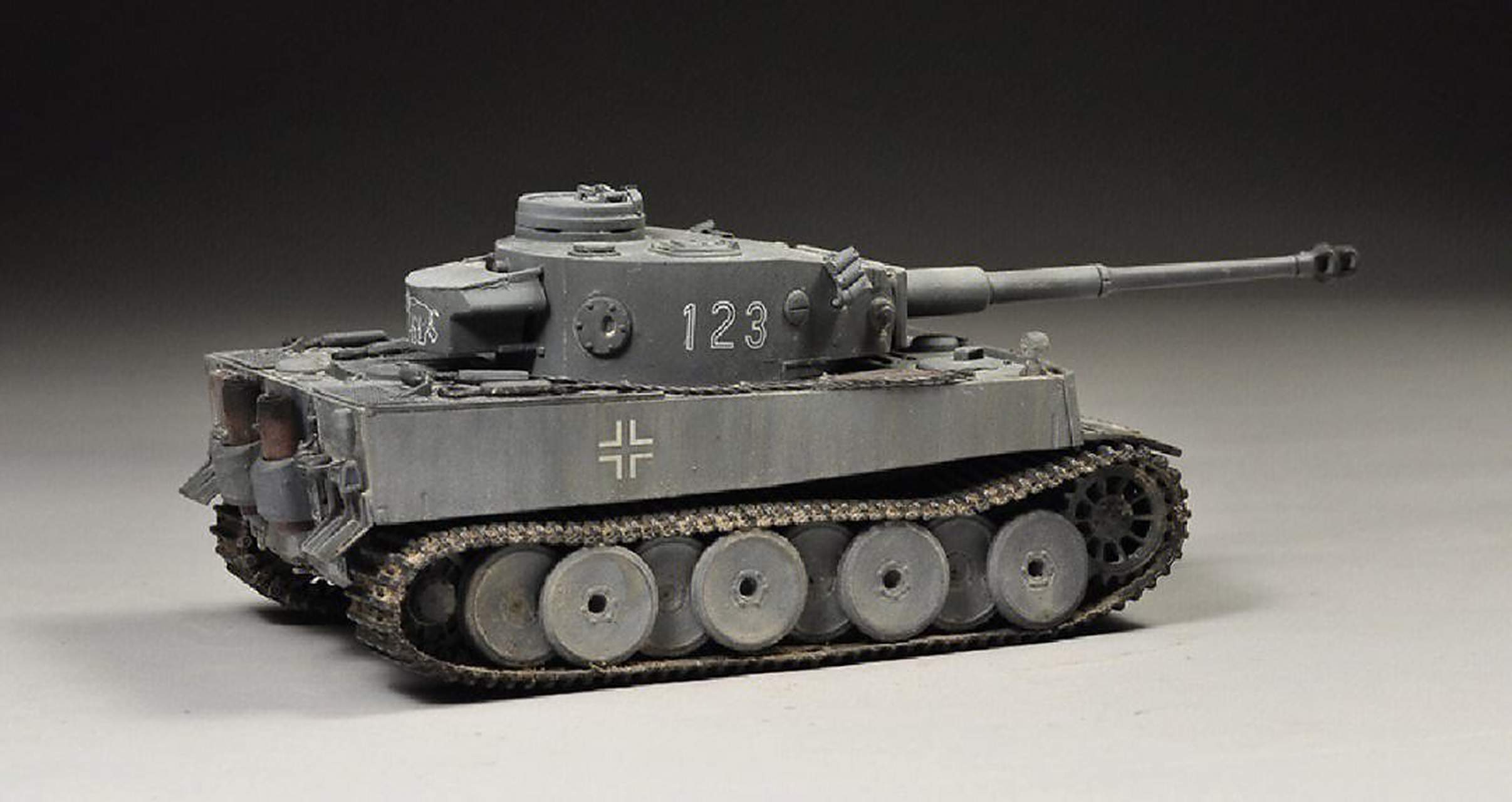 在二战期间,纳粹德国研制出一款重型坦克,名为虎式坦克(tiger i),这款