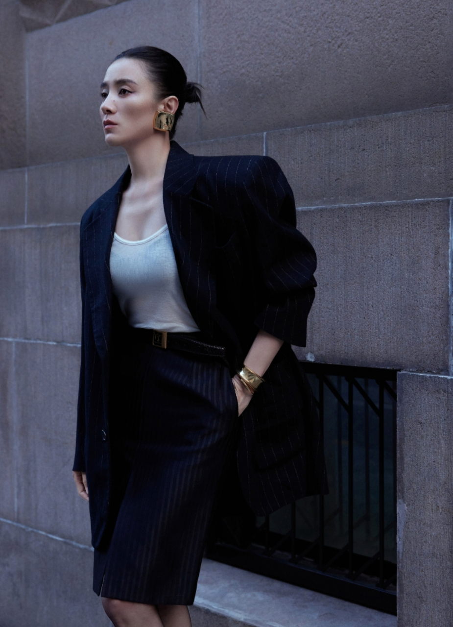 宋佳身穿黑色西装搭配半身裙,精明干练,气场全开,每次出场都是一场