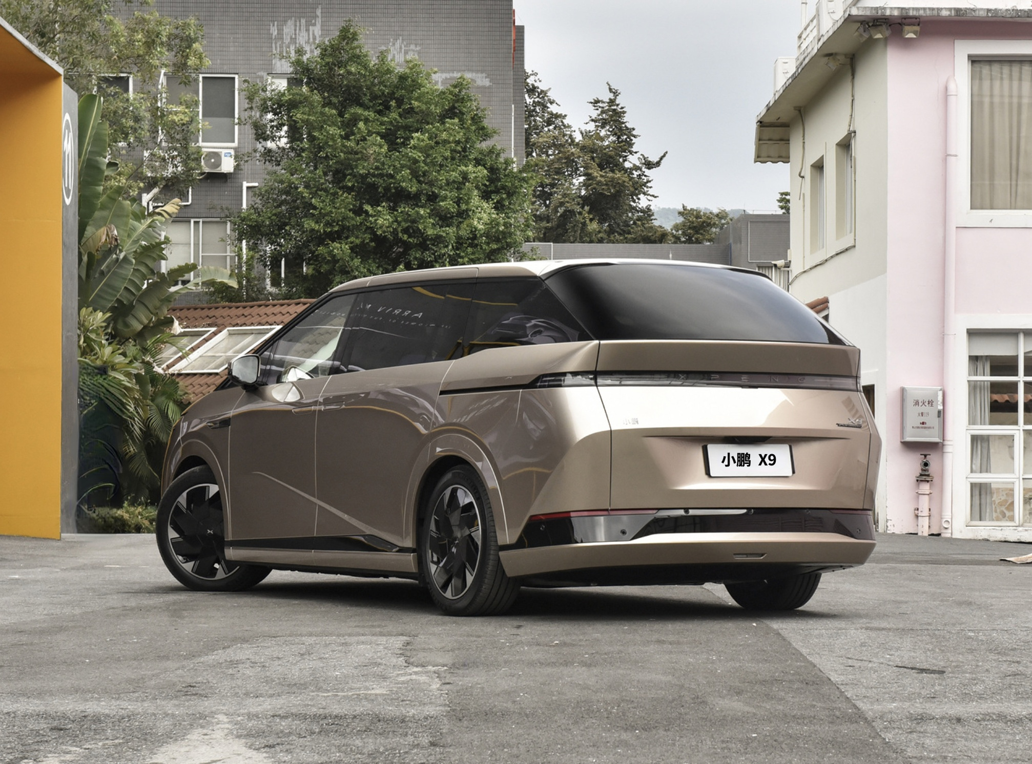 今天得大家介绍一下小鹏汽车刚刚上市的一款全新mpv"小鹏x9",目前官方