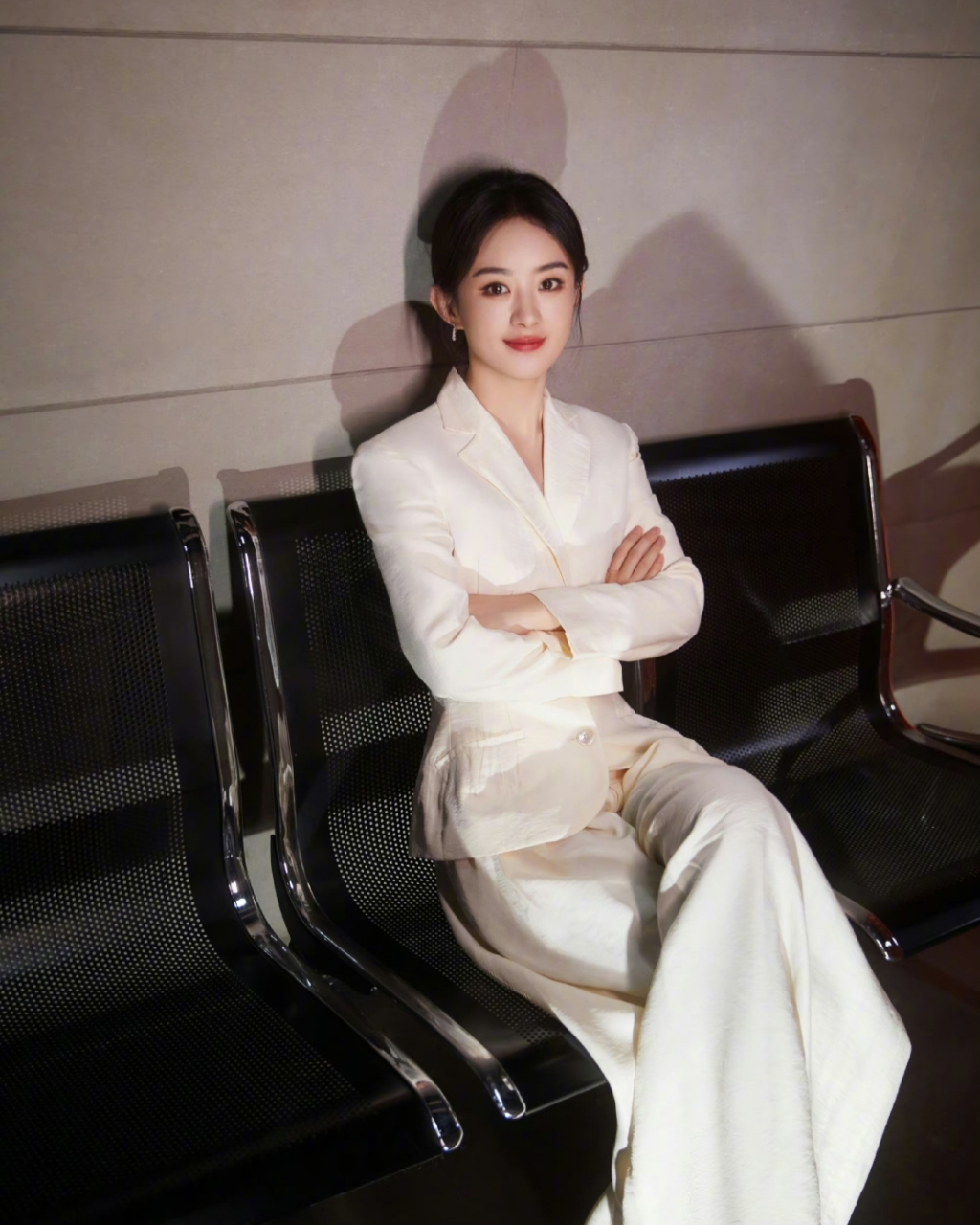 赵丽颖一身白色西装装扮,妆容精致,大方得体,温柔干练.