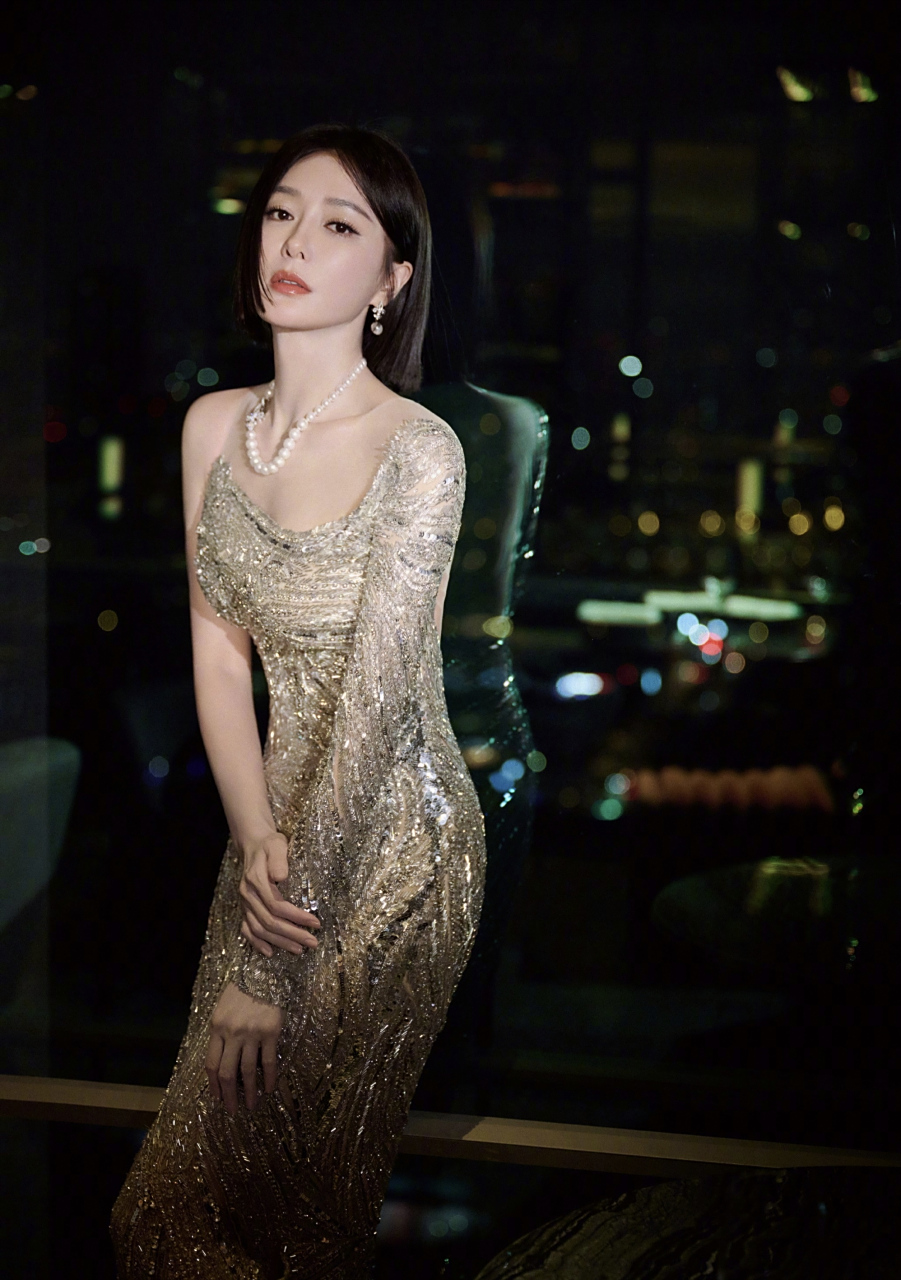 秦岚这是又恢复高冷人设了,露背礼服好性感.