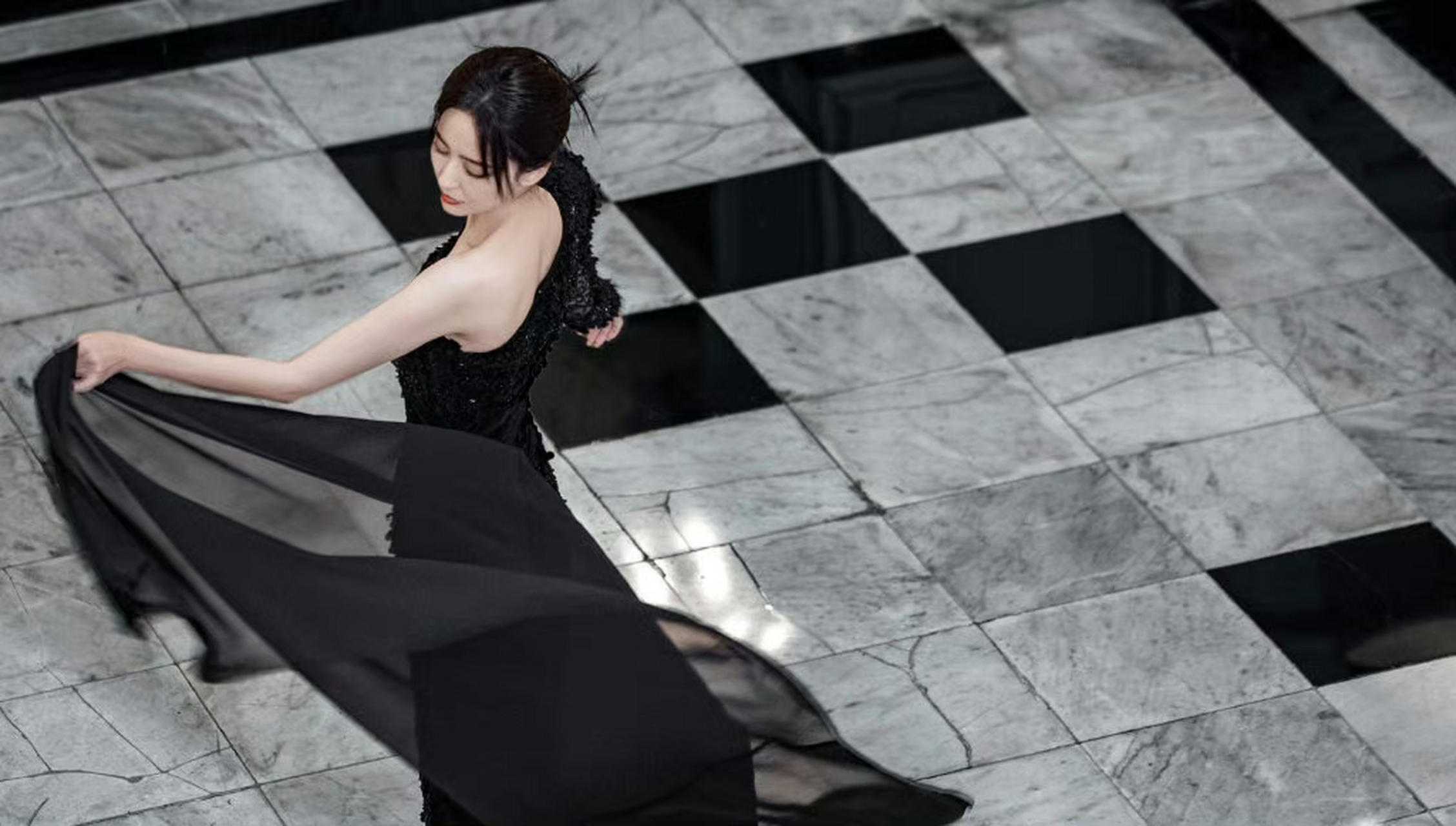 佟丽娅,红唇黑裙,高贵优雅