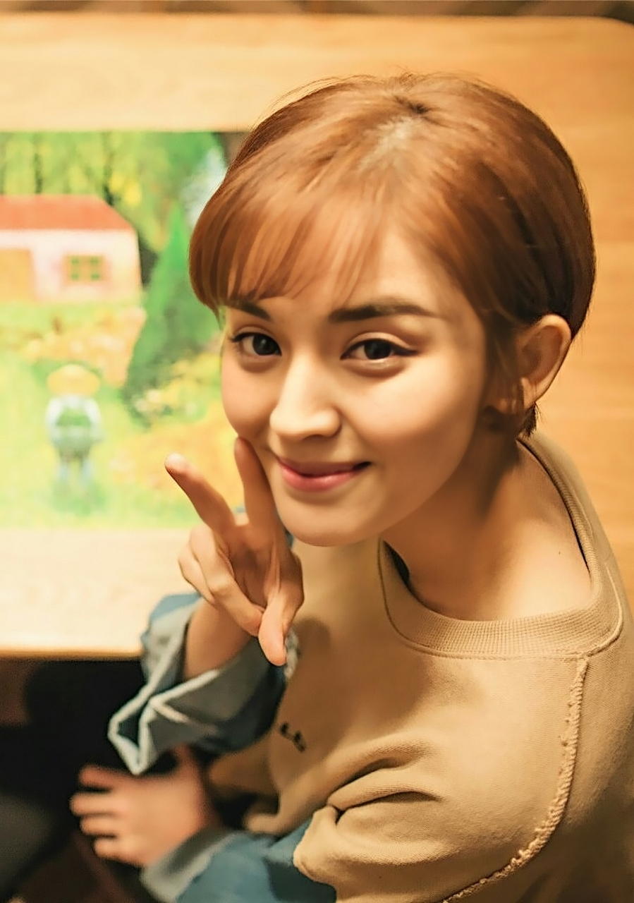 古力娜扎是一位来自中国新疆的年轻演员,她清纯甜美,气质优雅,散发着