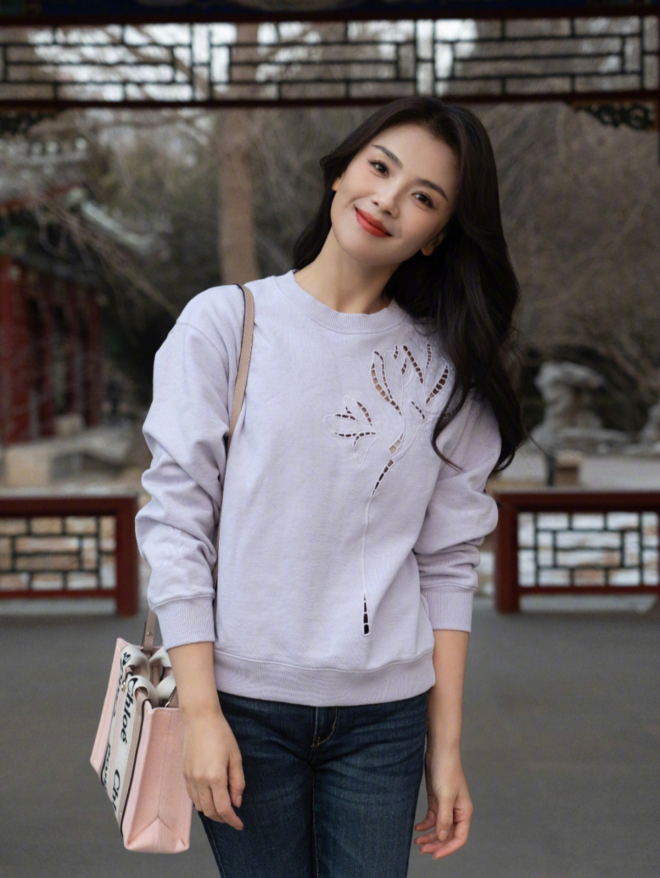 刘涛身穿紫色卫衣搭配牛仔裤,看上去十分的舒适休闲,落落大方,随性又