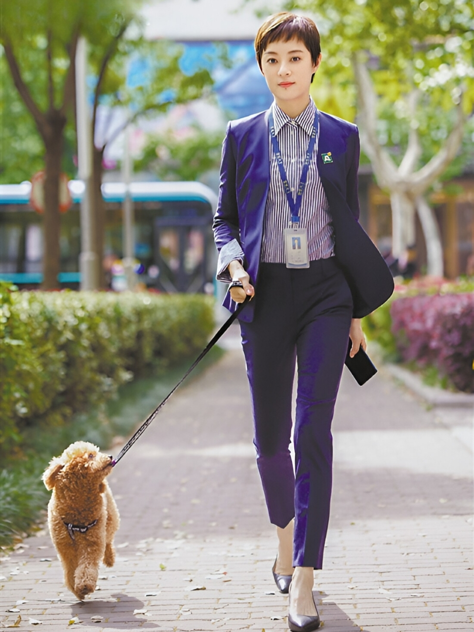 孙俪在电视剧《安家》中饰演安家天下中介公司的"金字招牌"房似锦,她