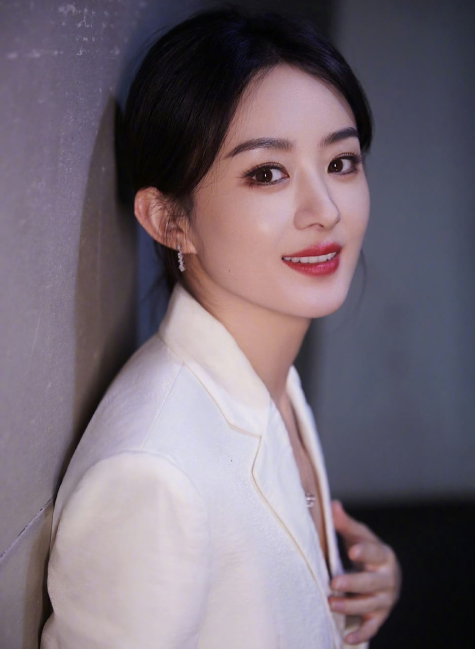 赵丽颖一身白色西装装扮,妆容精致,大方得体,温柔干练