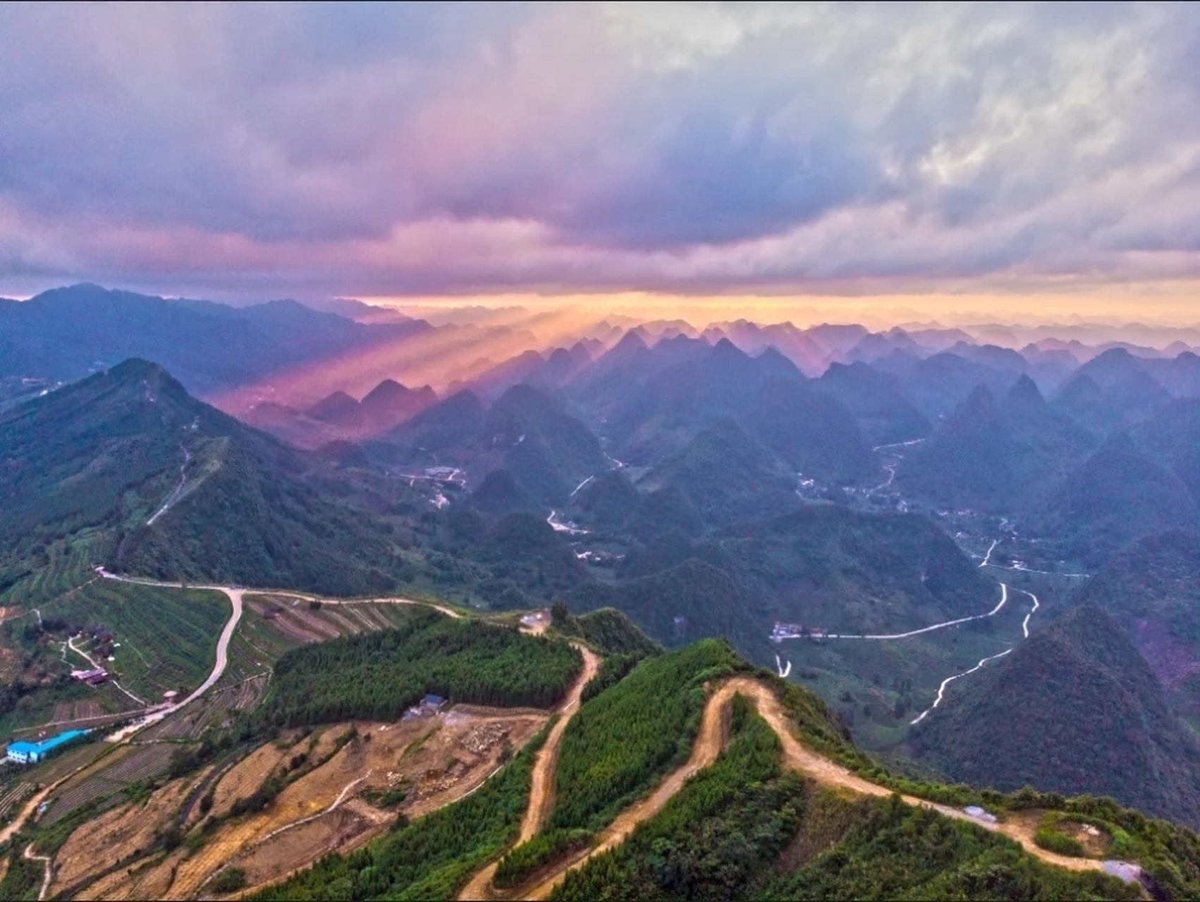 万重山景区位于贵州省黔西南州册亨县的纳福街道秧庆村,"黔山积翠,大