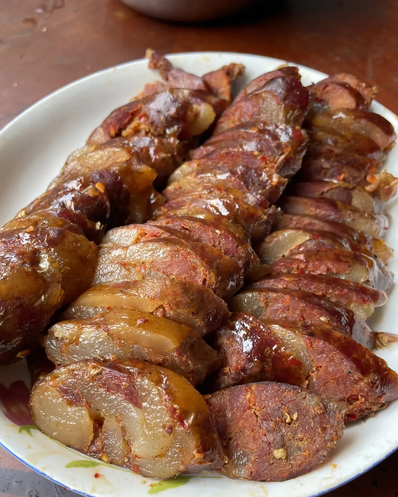 腊肠腊肉真的不好消化 最近,朋友给送了一份腊肉和腊肠,本身作为北方