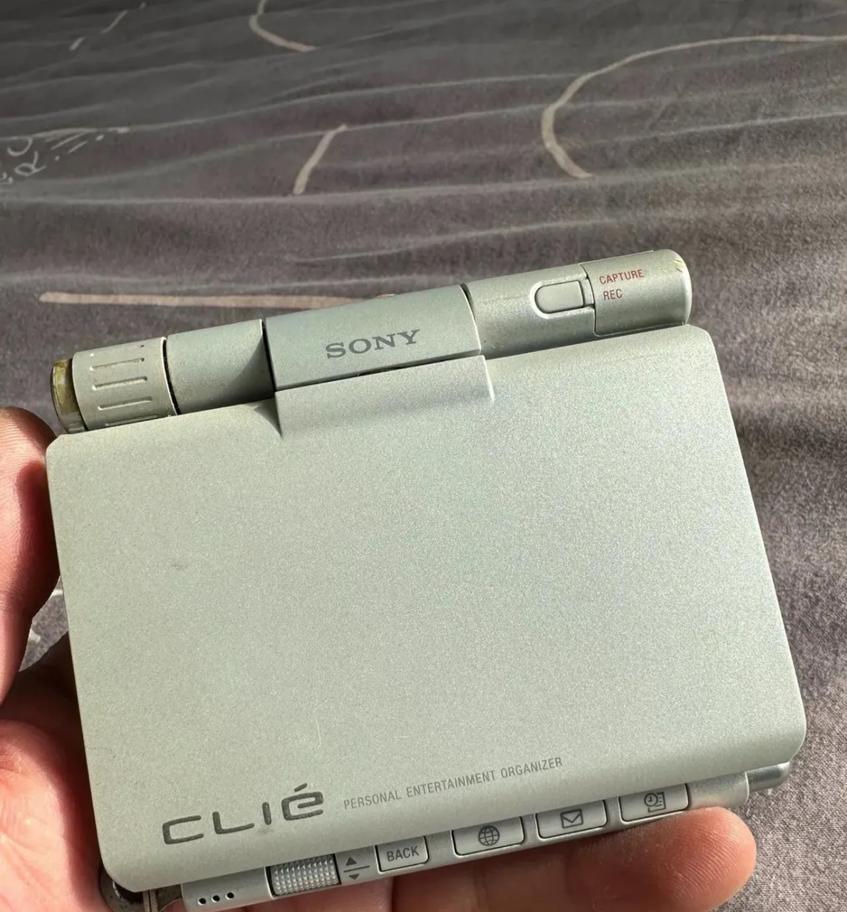 20块钱在废品回收站里捡了一台索尼的掌上电脑,全是日文的看也看不懂